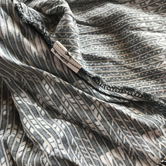 FOREVER 21 Cropped Top Black & Tan Print GUC | S - Picture 6 of 6